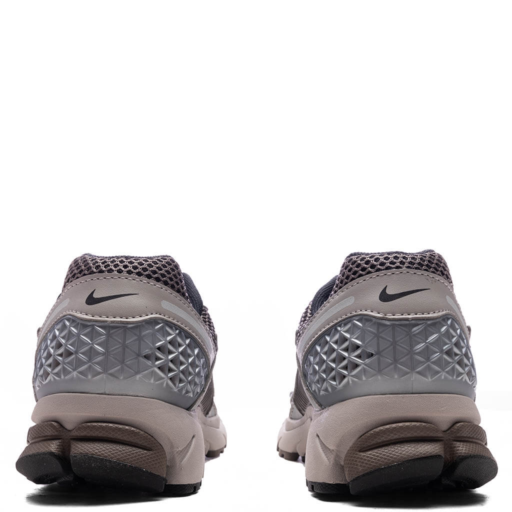 Zoom Vomero 5 - College Grey/Black/Cave Stone Nike